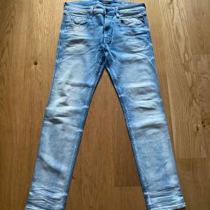 Sjukt snygga Replayjeans med tvättad design😍 Nypris 1700:- 💵 Skick 10/10✅ Hör av dig vid minsta fråga eller fundering//Legitresell 