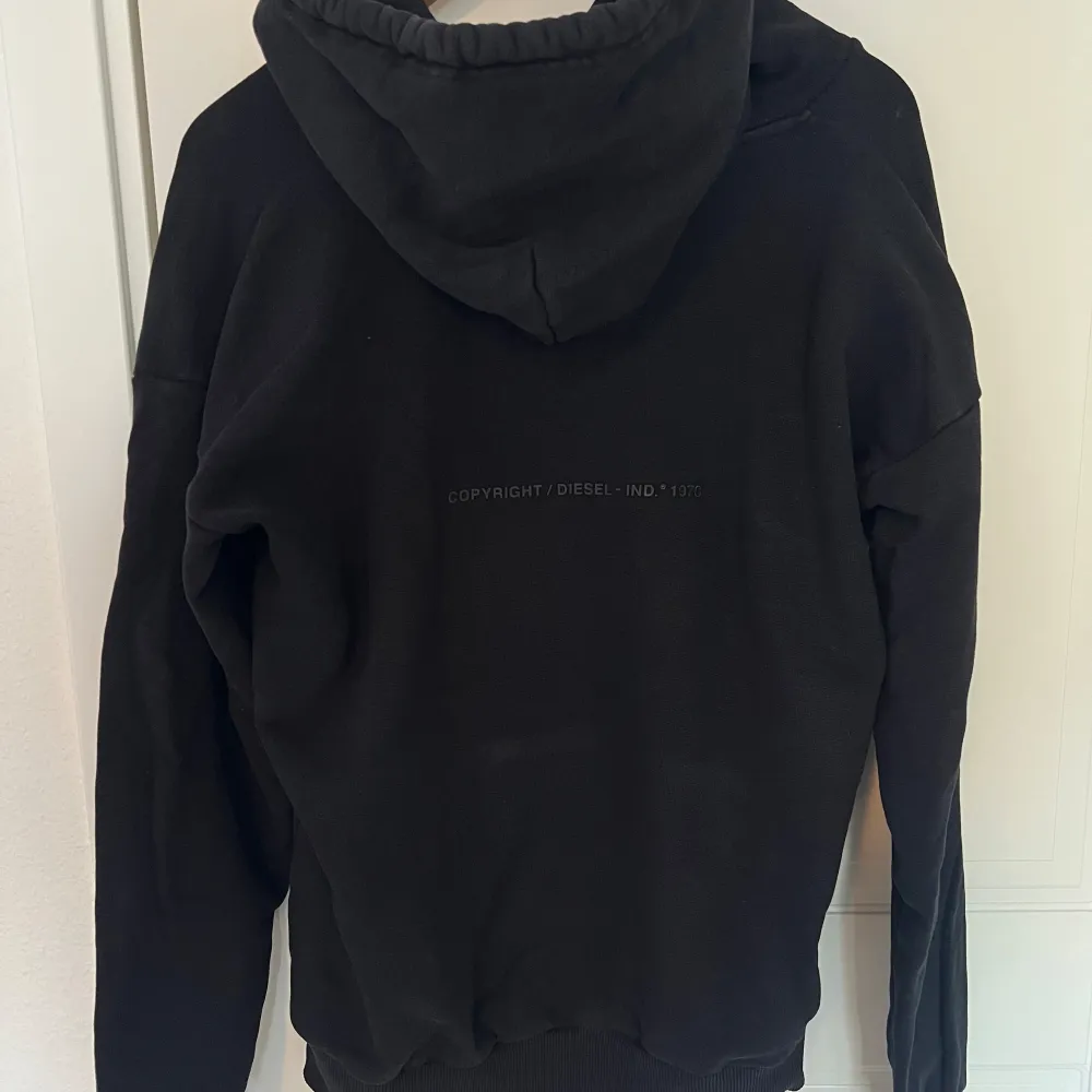 Säljer min svarta Diesel hoodie med tryck. Storlek: S Skick: 7/10, sparsamt använd Nypris: 1300kr. Hoodies.