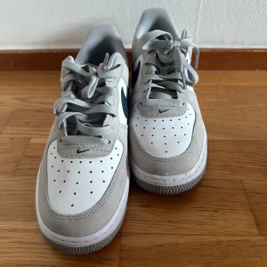 Nike air force 820 kr - Har knappt använt de köpte dem från footlocker skärholmen (1200kr).  De är fortfarande helt nya och oanvända 