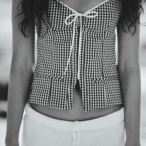 Rutig korsett topp - Rutig korsett topp från zara. Aldrig använd och har etikett kvar. Storlek M, men passar som en normal S🥰. Den är just nu slut i butik.