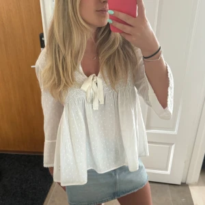 Odd Molly blus - Säljer nu världens finaste långärmade blus från Odd Molly! Den är i superbra skick och säljer då den inte kommer till användning. I storlek S och passar mig som oftast bär strl 36💗