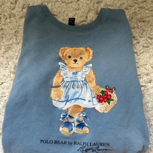 Ralph lauren tröja - Säljer nu min jättefina ralph lauren tröja i super var skick den den är super mjuk o fin, även om det står sexton år så passar den mig som är 153 så den är ca 156 strl  Ny pris 1 400kr