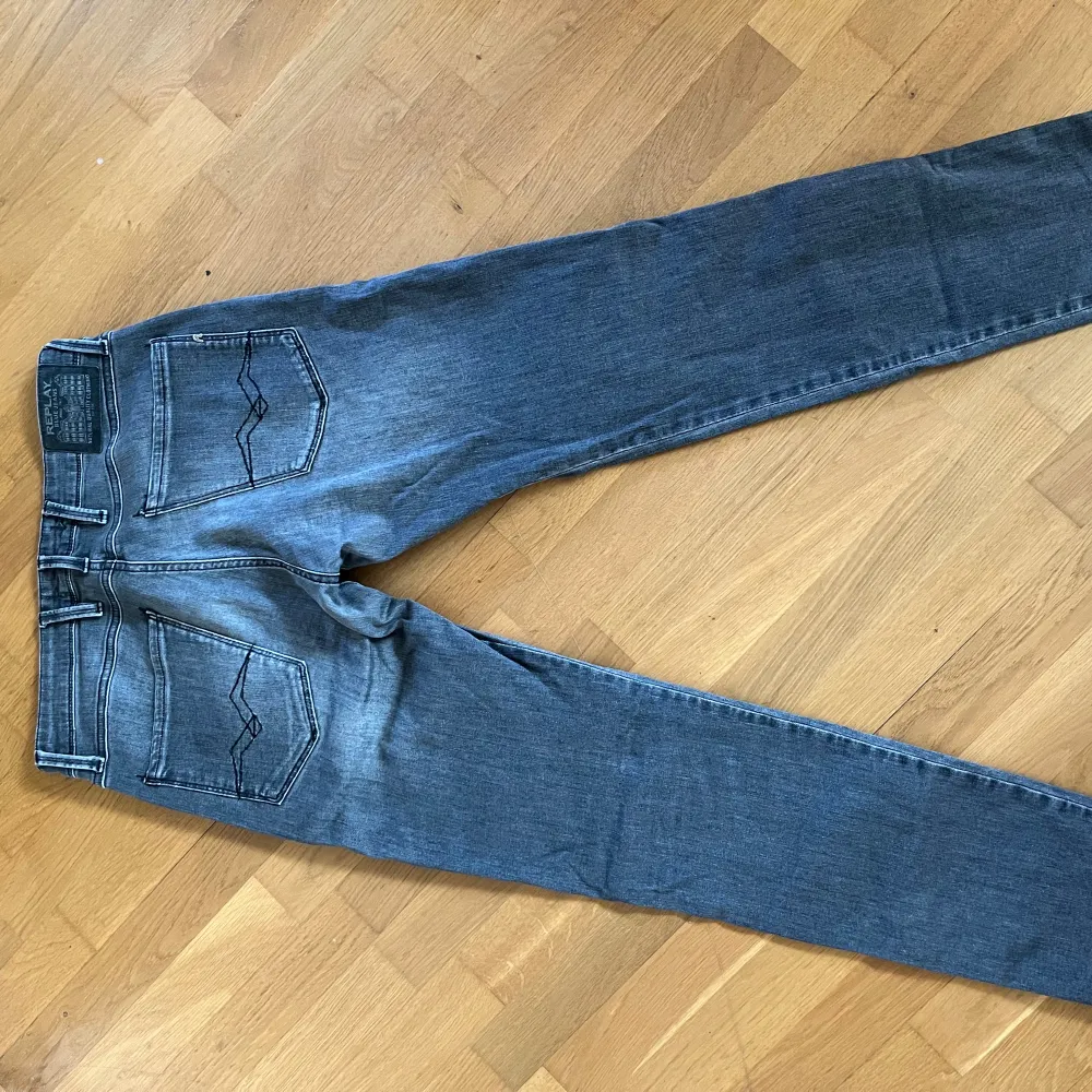 Säljer ett par snygga och sköna replay anbass i färgen grå! Jeansen är i bra skick! Storlek: 32/32 Modell: replay anbass. Jeans & Byxor.