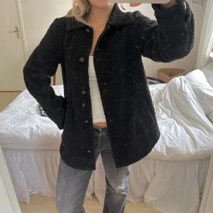svart teddy jacka (smutsig spegel) - svart teddy jacka från vero moda i storlek XS. skriv för frågor