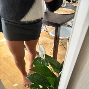 Skinn-liknande kjol✨ - Mini-skirt från Nelly i skinn-liknande material! Supersnygg med ett par boots🥰 Tyvärr inte kommit till användning för min del så den är helt i nyskick! 