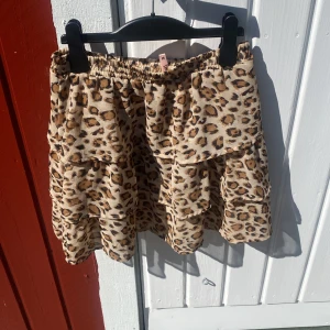Leopardmönstrad kjol! - Säljer min väldigt fina leopard kjol från K.zell för att den är lite liten för mig! Den är i storlek M men är liten i storleken så skulle säga S/M! Jag skulle säga att den är i väldigt fint skick, andvänd 4 gånger ungefär!  (Pris kan diskuteras)🐆🥰