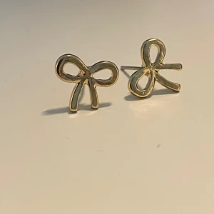 guld rosett örhängen  - Oanvända jätte gulliga, små rosett örhängen. 