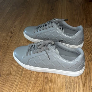 Grå skor - Säljer nu dessa skor eftersom de är för små för mig då dem är i storlek 43. Dem ser väldigt lyxiga ut, och passar många stiler men främst Östermalm-laidback/grisch stilen. Dem liknar på ett sätt Lanvins, men är från Asos och är slutsålda där.