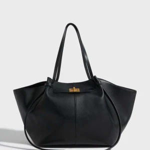 Gina väska  - Säljer väska från Gina. Helt oanvänd med prislappen kvar. ❣️❣️