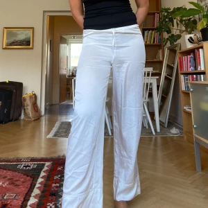 Satinbyxor - Vita satinbyxor från Zara. Vet ej storlek men upskattar M.