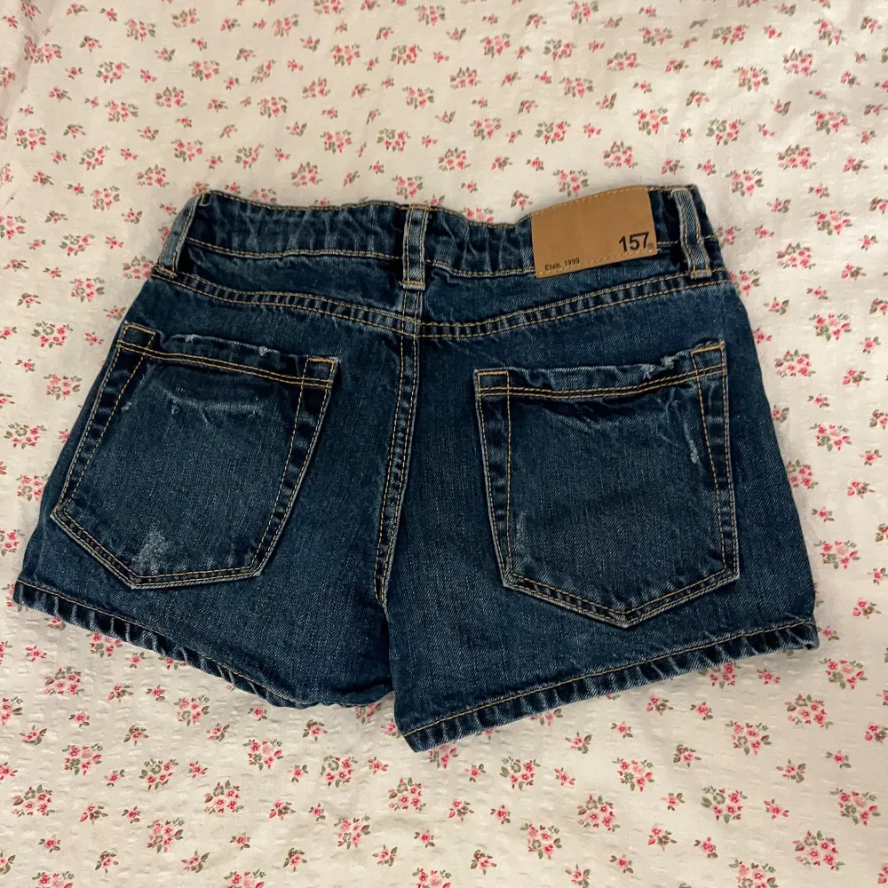 Säker ett par blåa jeans shorts från Lager157 då de är försmå. Är i storlek 150. Använda fåtal gånger. Skriv för fler bilder. Köparen står för frakt💕. Shorts.