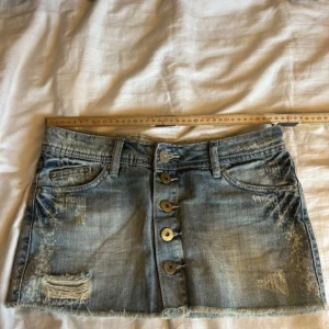 Vintage kjol  - Midjemåttet: 38cm  Jag har ingen bilden hur dom sitter på därför att dom passar inte och dom år liten för men 