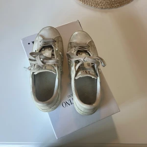 Valentino skor  - Säljer nu mina valentino rockstud skor. Skorna har vissa defekter men går säkert att fixa till samt att byta ut skosnören, därav priset! Storleken är 37 men sitter stort. Dustbag & box medkommer.