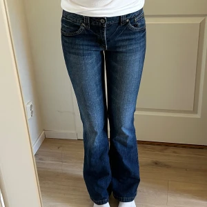 Lågmidjade bootcut jeans - Lågmidjade bootcut-jeans i storlek 38. Jag på bilden är 179 cm. Hör av dig med frågor <3