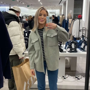 Sktisnygg jacka! - Säljer denna skitsnygga jacka som passar till hösten såväl som vintern och våren. 