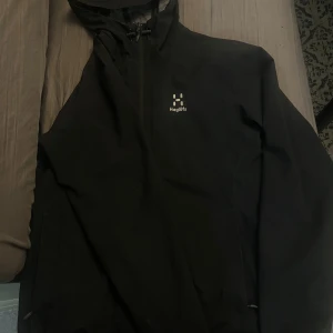 Haglöfs jacka  - Storlek: M men passar som S och L.  Köpt för 1999. Använd 2-5 ggr. Ser helt ny ut inga skador eller smuts. Om fler bilder behövs sp e det bara att skriva. Pris kan diskuteras. Kan mötas upp också. Herr och dam. Frakt står för köparen.