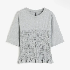 Smockad T-shirt h&m - Kommer inte till användning ❤️ fint skick, slutsåld !!