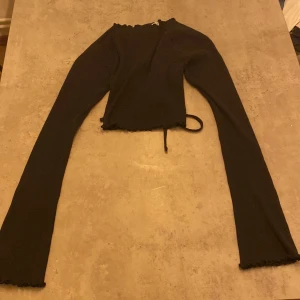 Långärmad tröja med snörning i ryggen  - Bra skick 