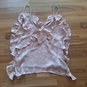 Rosa zara topp - Zara topp i fint skick. Helt oanvänd, prislapp hänger kvar. Säljer toppen eftersom den inte kommit till användning.