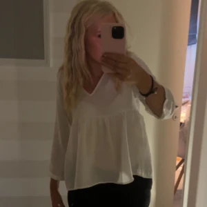 Blus med trekvartärmar - Den är i nyskick helt utan defekter.