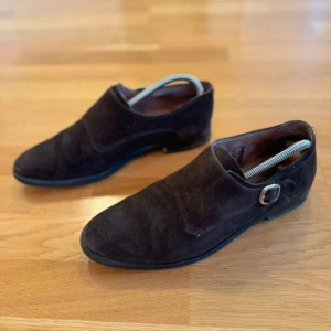 SuedeLoafers med spänne från These Glory days - Snygga Loafers i mocka med spänne från These glory days ordinarie pris 1200 Storlek 41 Skick 7/10 