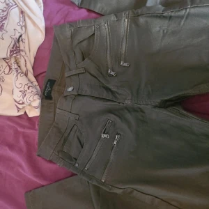 Byxa  - Dom är något grönare i verkligheten en vad som framgår i kameran, använda max 3 gånger