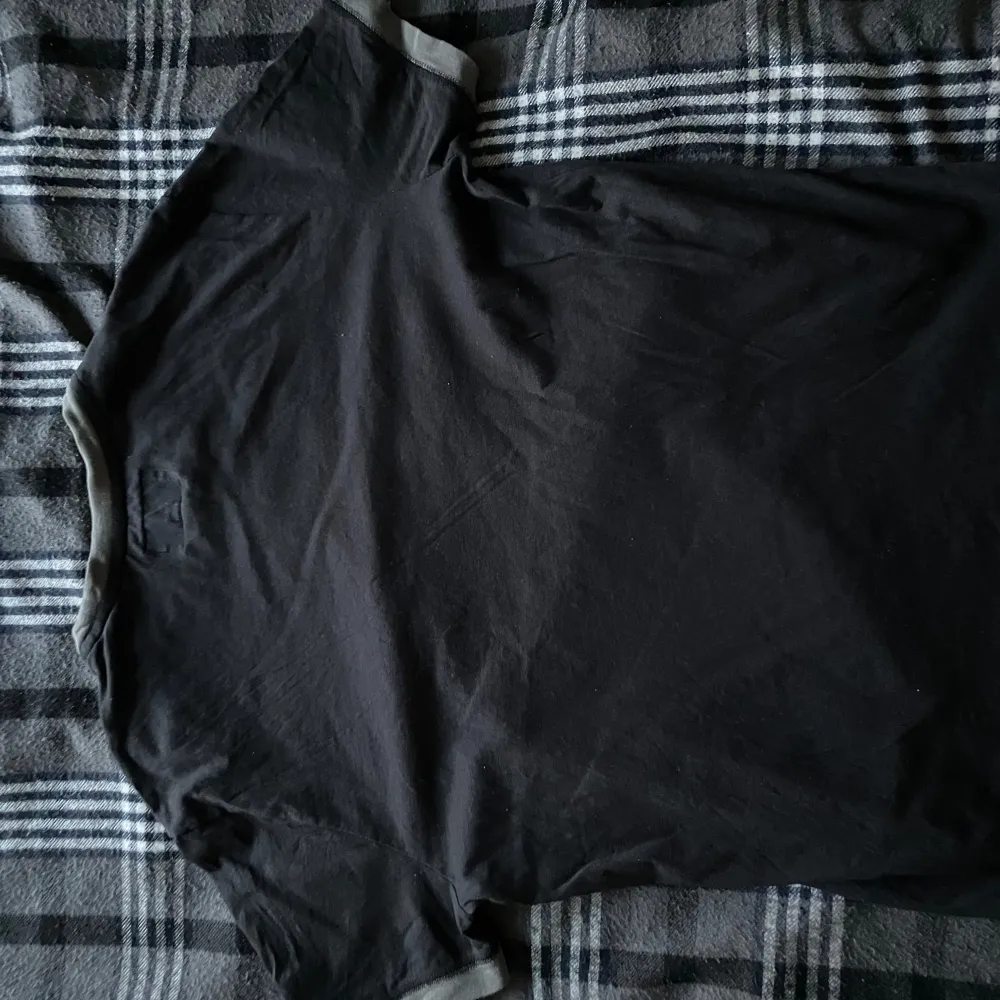 Armani Jeans T-Shirt, fin och skön att ha på sig, använde dock nästan den för att den var för liten. Skick 8/10. Pris kan diskuteras. . T-shirts.