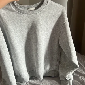 Basic sweatshirt - Säljer denna tröja från Gina som är använd fåtal gånger