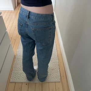 Lågmidjade snygga jeans - Jättefina lågmidjade straight jeans från bikbok i bra skick nypris 699kr skriv om du har några frågor🌟De är lite stora i storleken så skulle passa någon med cirka xs/s 