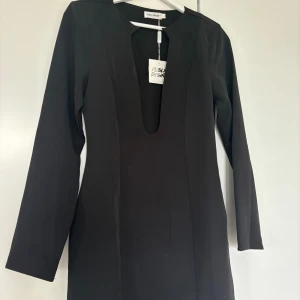 Djup U-ringning - Aldrig använd, prislapp kvar, köpt från Public Desire 