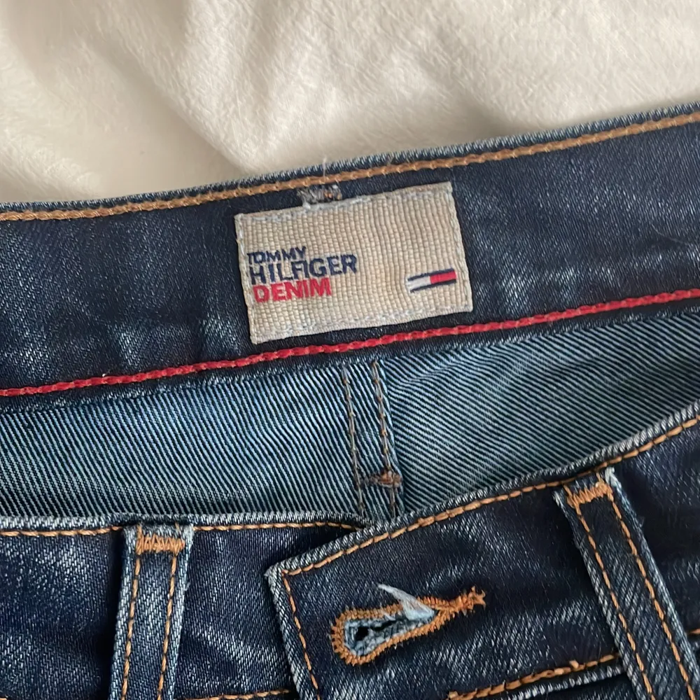 Säljer ett par Tommy Hilfiger jeans i modellen Neo Flare💕W28 och L32. Jeans & Byxor.