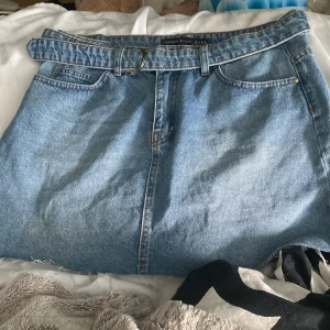 Kort jeanskjol - Den är i bra skick. Det ser ut att den har lite fläckar men det är ljuset som förstör hahaha. Den är verkligen jättefin men har inte kjolar på mig längre. Skulle kunna tänka mig att du skulle kunna styla denna kjolen jättebra med en cool tröja🙃💕