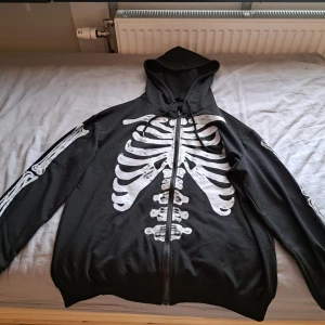 Skeleton hoodie - Precis som cuthulu tröjan var denna köpt på shein 2020-2021 när jag inte visste om ptoblemen där. Storlek S eller M står inte riktigt. Bra kondition. 