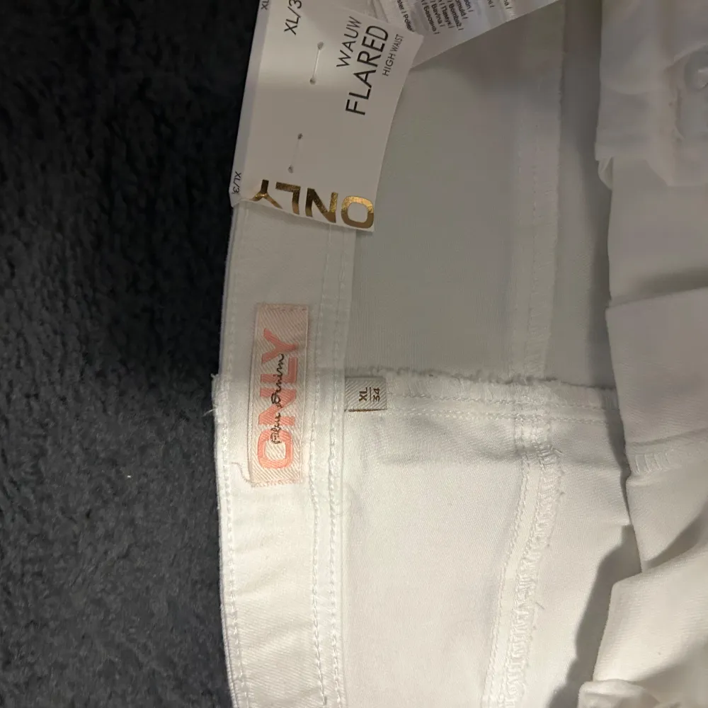 Säljer dessa jättefina DKNY jeans som e helt nya aldrig använda med tag kvar. Kom med bud!. Jeans & Byxor.