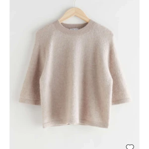 Other stories stickad t shirt  - Har den här superfina stickade t shirten från other stories i storlek xs, skulle vilja byta den till en i S eller M. I beige eller vit. Eller sälja för 400. Hör av dig om du är intresserad! 