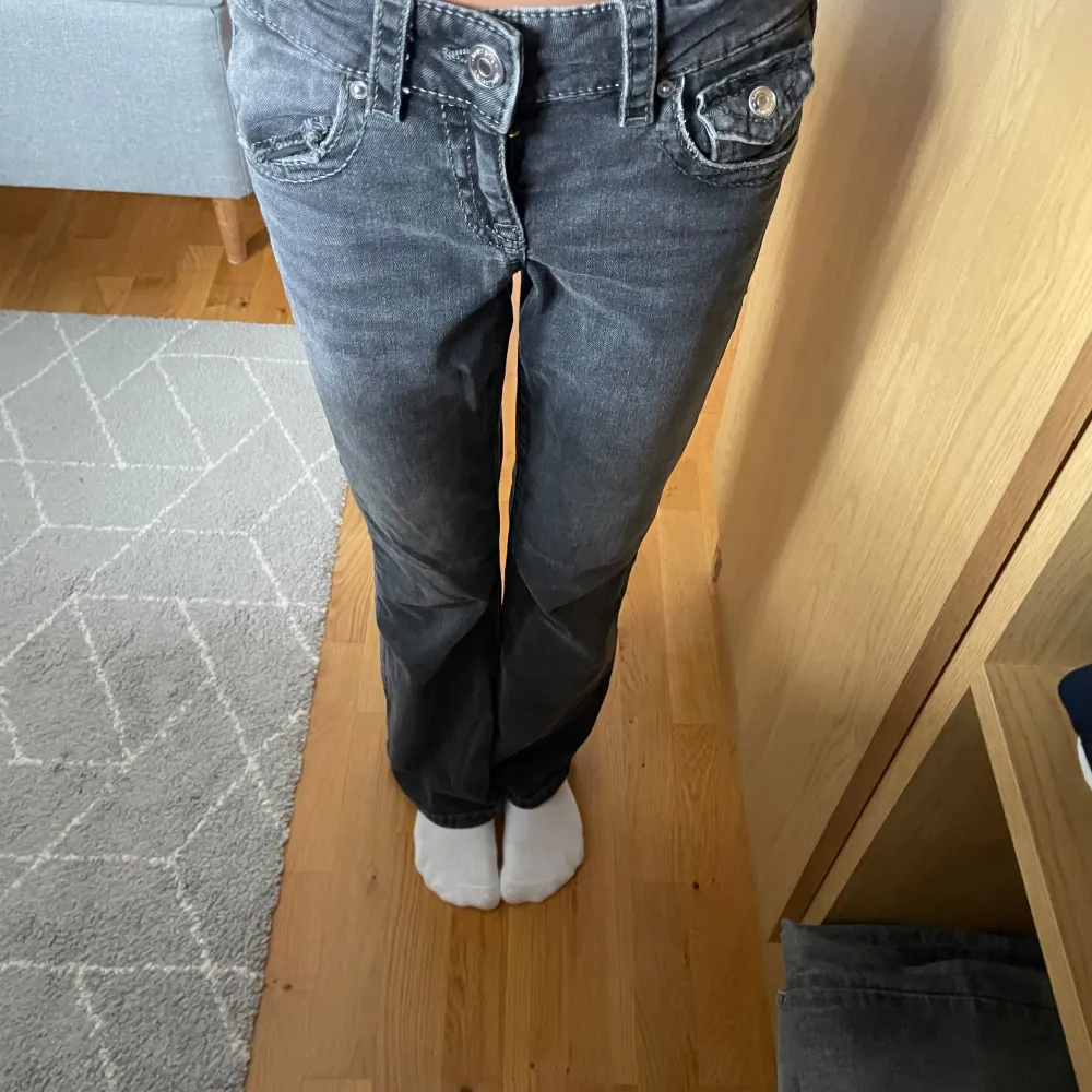  Det är svarta byxor är låg midja det och säljs på grund av att de är för korta. De är i storlek 152. Jeans & Byxor.