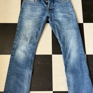Nudie Jeans - Säljer ett par fina nudie jeans i väldigt bra skick förutom ett hål i vänster ficka, säljer pga att dem är för små för mig. Hör av er vid minsta fundering!👍