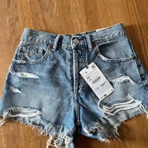 Zara jeansshorts  - säljer mina ljusblåa mid rise jeansshorts från zara som är helt oanvända och lappen sitter kvar!  dem är i stolek 34