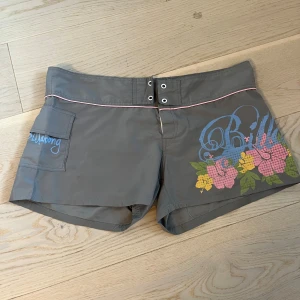Billabong shorts - Söta Billabong shorts med tryck och bra skick, inga snören tyvärr !