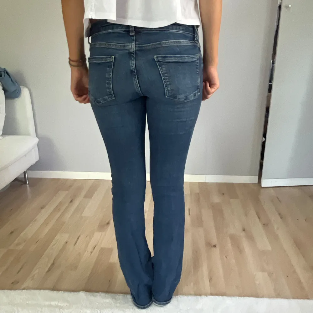 Säljer mina fina mörkblå jeans i storlek 34 men har mycket stretch!💕Längden är perfekt på mig som är 169cm. Jeans & Byxor.