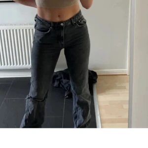 Gråa jeans - Ett par jeans från NA-KD 