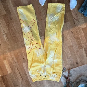 Jeans daily papper - Gula jeans från daily papper storlek M  Använda 1 gång 