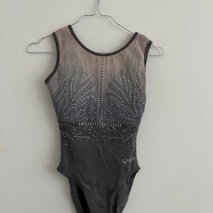 QUATRO Dräkt  - Gymnastik dräkt storlek xs/s knappast använd 