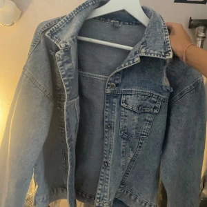 Jeans jacka - Säljer denna jeansjackan som sitter lite oversised 