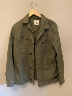 Overshirt från hm - Säljer denna overshirt från hm. Storlek S väldigt stilig