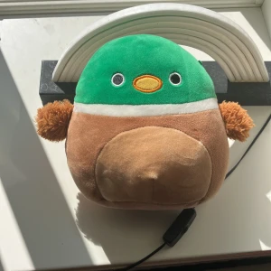 Rare anka squishmallow  - ovanlig ank squishmallow från lekia! köpt för 150kr! tvättas såklart innan frakt! kontakta om du har några frågor💕köparen betalar frakt!