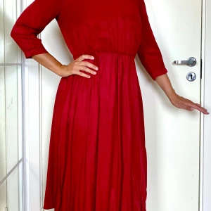 Röd klänning från Marie Zélie - Worn a couple of times for photoshoots and recordings. From 2020, made in Poland (EU).  Great quality, nicely sewn. It was a gift from the brand. 