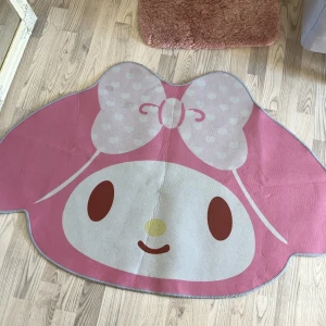 My melody matta - säljer en jättesöt my melody matta! den är mjuk och välsydd och medelstor! viklinjen i mitten går att fixa med strykjärn tror jag! köparen står för frakten