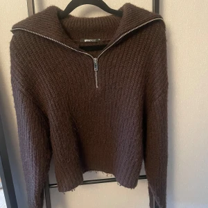 Brun stickad tröja - Mycket bra skick! Använd få gånger