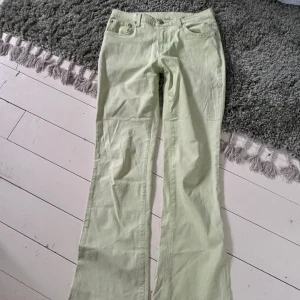 Lågmidjade jeans - Säljer dessa sjukt najsiga unika jeansen! Midjemått:76cm, innerbenslängd:80cm